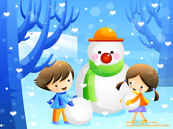 Мальчик и девочка лепят снеговика