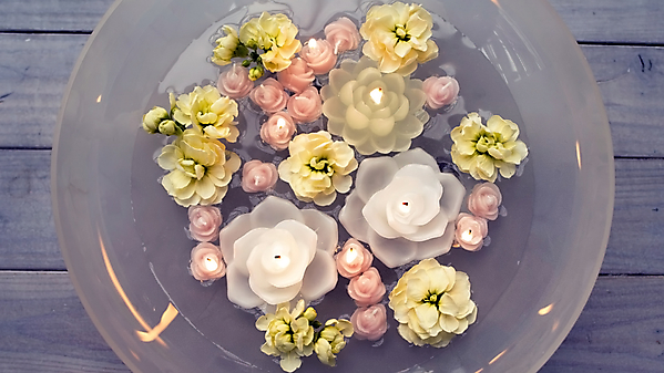 Свечи-цветы в воде